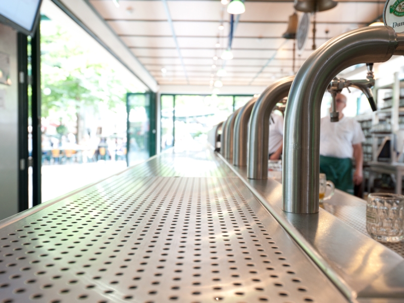 Detail-Aufnahme der 12 Meter langem Schankanlage samt Kellnerseitiger Tropftasse