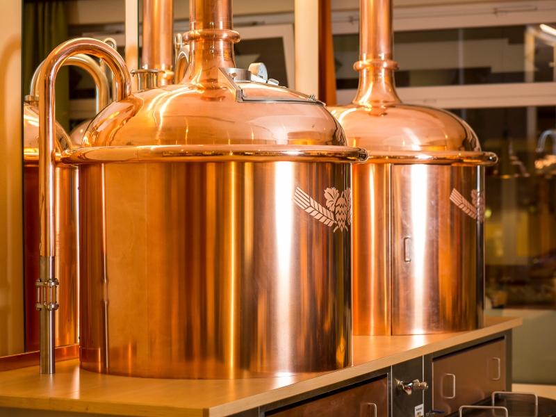 Seitenansicht von Brauanlage mit Kupfer-Elementen