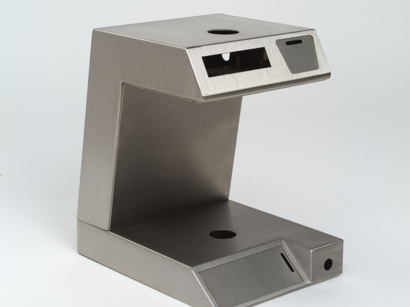 Frontansicht von gekanteter, geschweißter und verschliffener Schnapsportionieranlage in Edelstahl fertig für Auslieferung