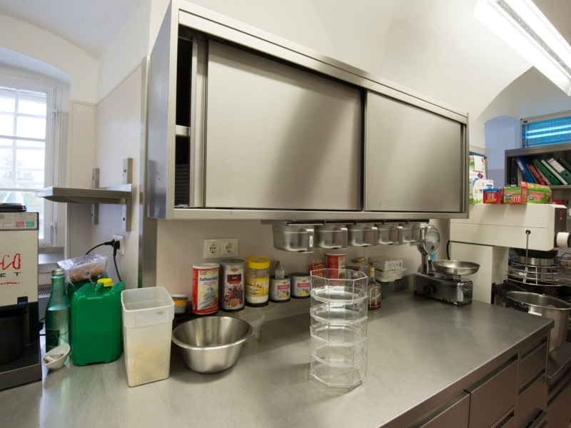 Wandhängeschrank mit Schiebetüren und Gewürzschütten in Edelstahl (Gastronorm)