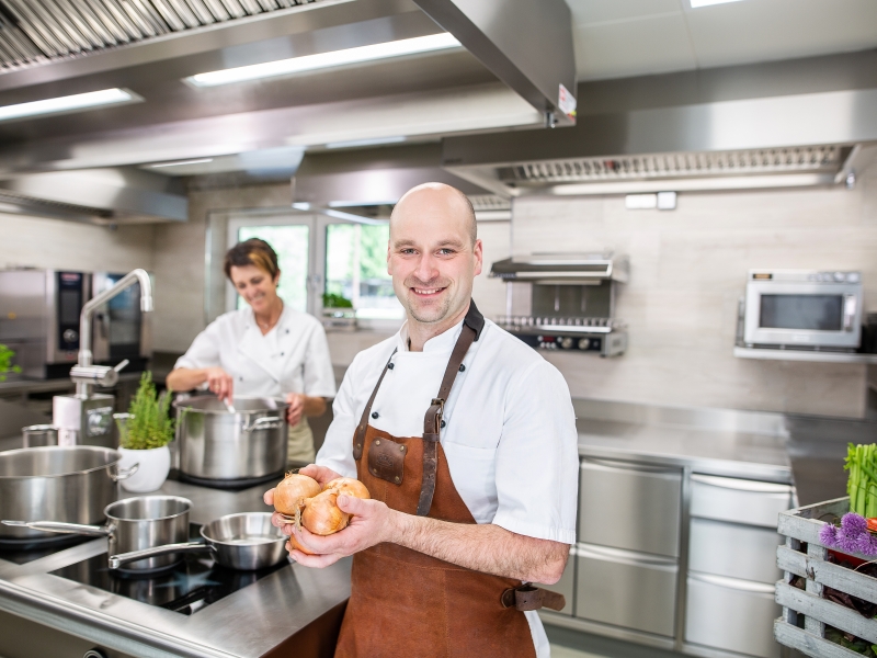 Sandra und Franz Pieber in ihrer neuen Küche mit Edelstahlmöbeln von Metagro