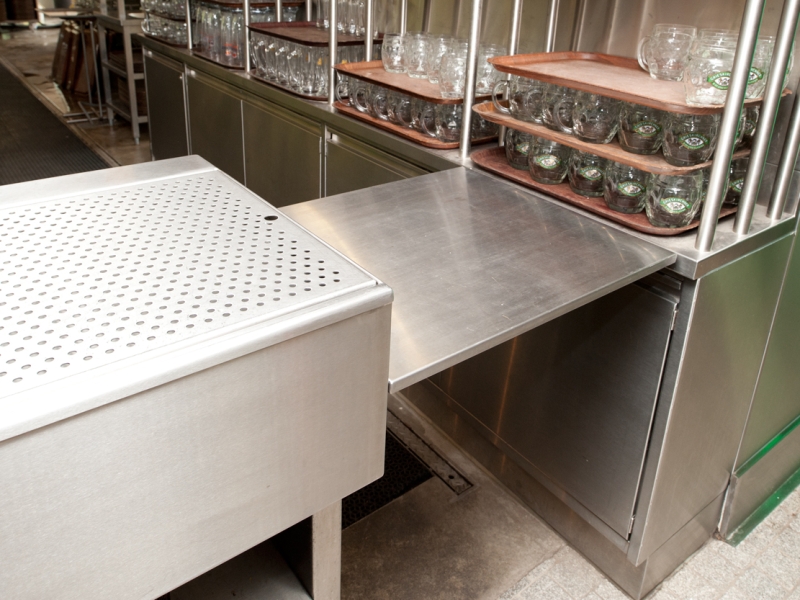 Edelstahlverbau im Schankbereich mit Klappbord