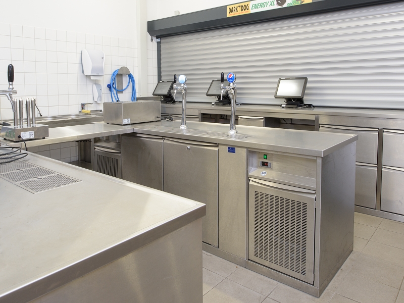 Schankverbau in Edelstahl mit Klappbord für individuelle Gestaltung der Arbeitsfläche und perforierter Flügeltür