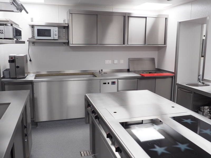 Küchenverbauten in Edelstahl von Metagro: Wand- und Gerätebord für Mikrowelle, Wandhängeschrank mit Schiebetür, Fugenlos dicht eingeschweißte Baine Marie mit Wasserzulauf, Kühlung mit Digitalregler, Eiszangenbecken mit Armatur, ...