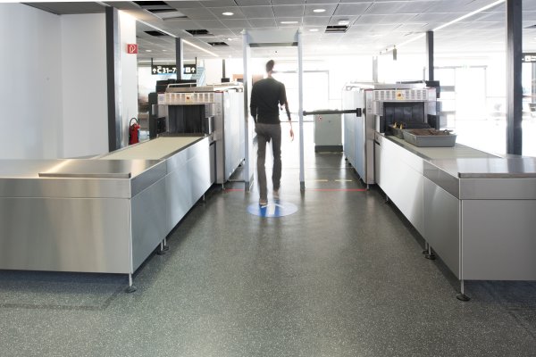 Sicherheits-Kontrolstraße am Flughafen für Handgepäcks- und Personenkontrolle (Ausführung in Edelstahl)