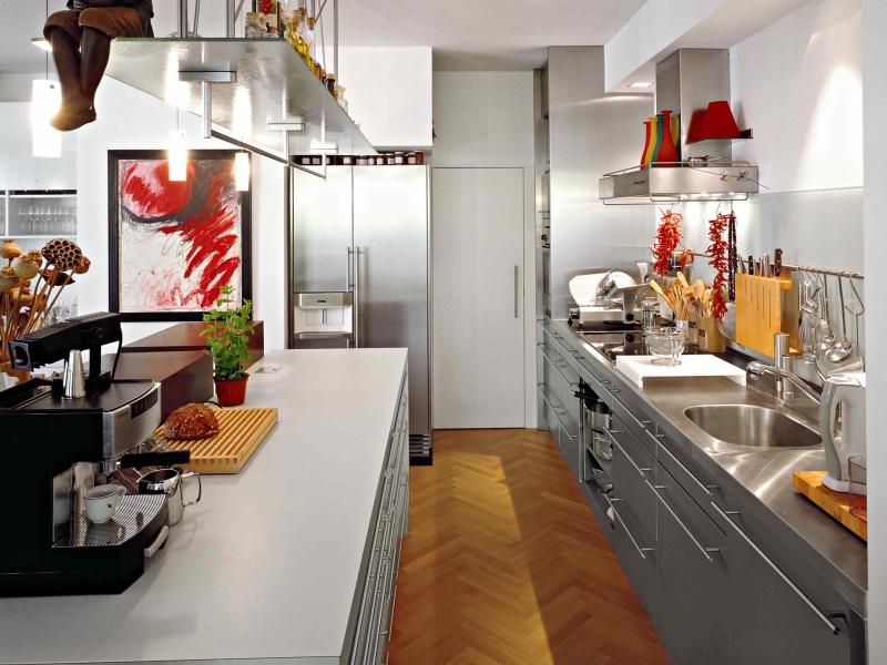 Edelstahl-Haushaltsküche in klassischem Design mit Wandzeile und Mittelblock