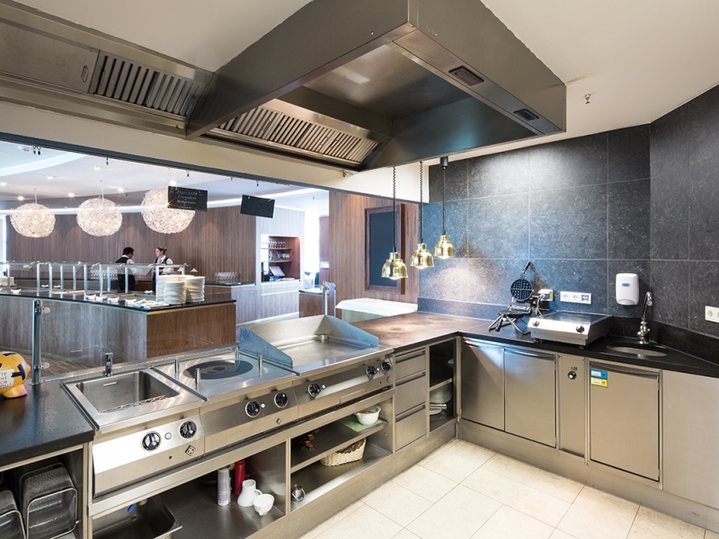 Großküche mit Speiseausgabe