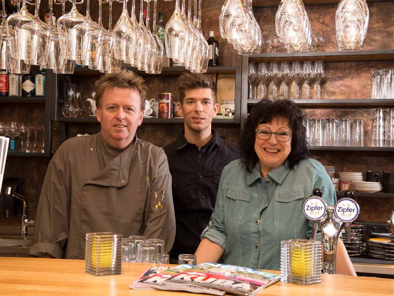 Familie Reischer hinter Schank im neuen Barbereich des Lokals