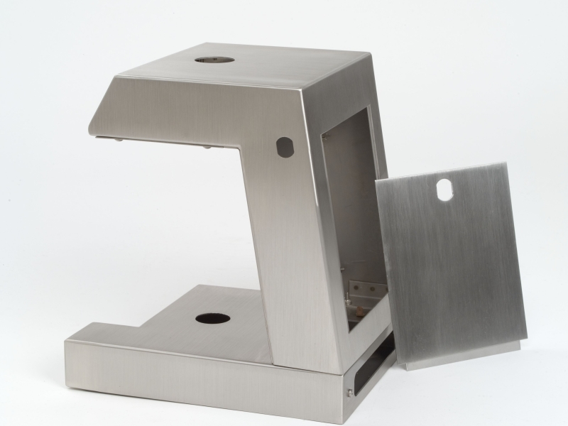 Seitenansicht von geschweißtem Gehäuse für Spirituosenportionieranlage mit geöffnetem Revisionsdeckel auf Rückseite