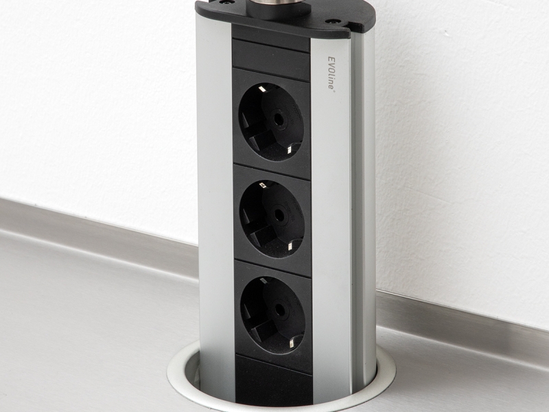 Silberfarbene Einbausteckdose (herausfahrbar) integrierte in Edelstahlarbeitsfläche