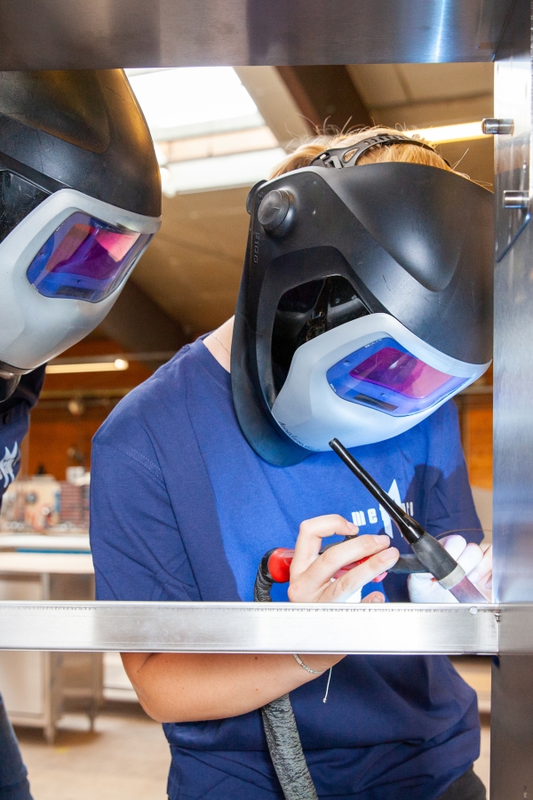 METAGRO-Facharbeiter beim WIG-Schweißen mit Schutzhelm