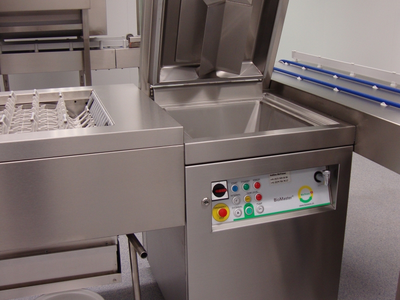 BioMaster mit geöffnetem Deckel mit Sicht auf Spezialausführung des Deckels zur einfachen Einbringung des Nassmülls/Biomülls