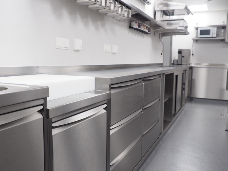 Gastro-Unterbauten mit hygienischer Swingline Griffleiste; PA-Block bündig eingelassen in Arbeitsfläche,