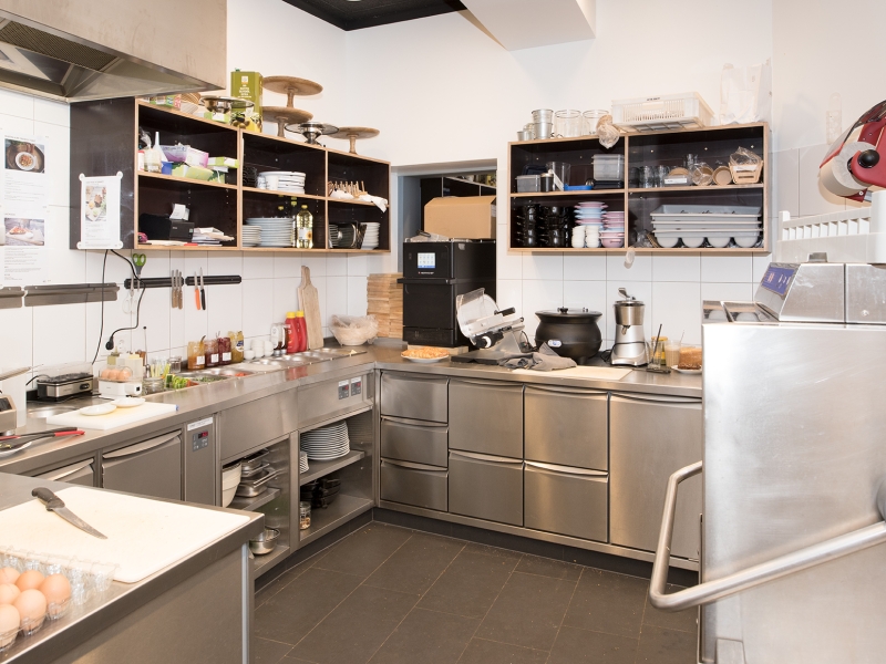 Schillerhofs Küche in Edelstahl made by Metagro (individuell angepasst an die Räumlichkeiten des Altbaus)