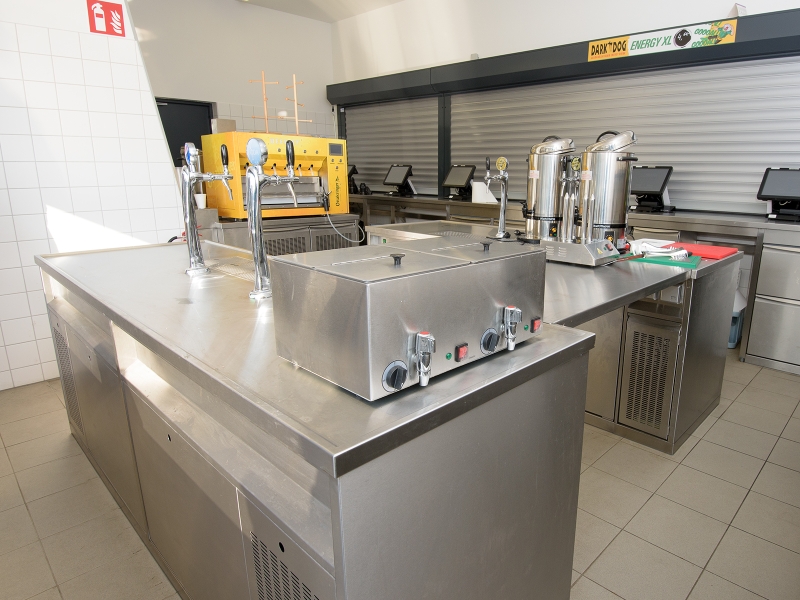 Innen-Ansicht eines weiteren Kiosks mit individuell gefertigten Edelstahlverbauten