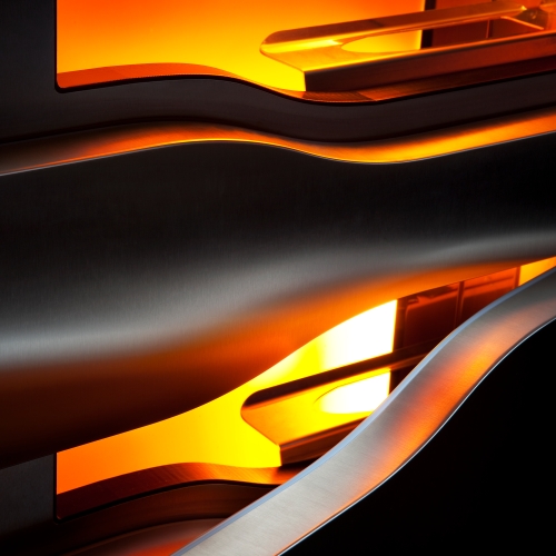 Makroaufnahme von Champagnerkühlschrank in Edelstahl mit oranger Beleuchtung