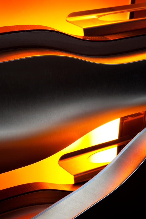 Makroaufnahme von Champagnerkühlschrank in Edelstahl mit oranger Beleuchtung