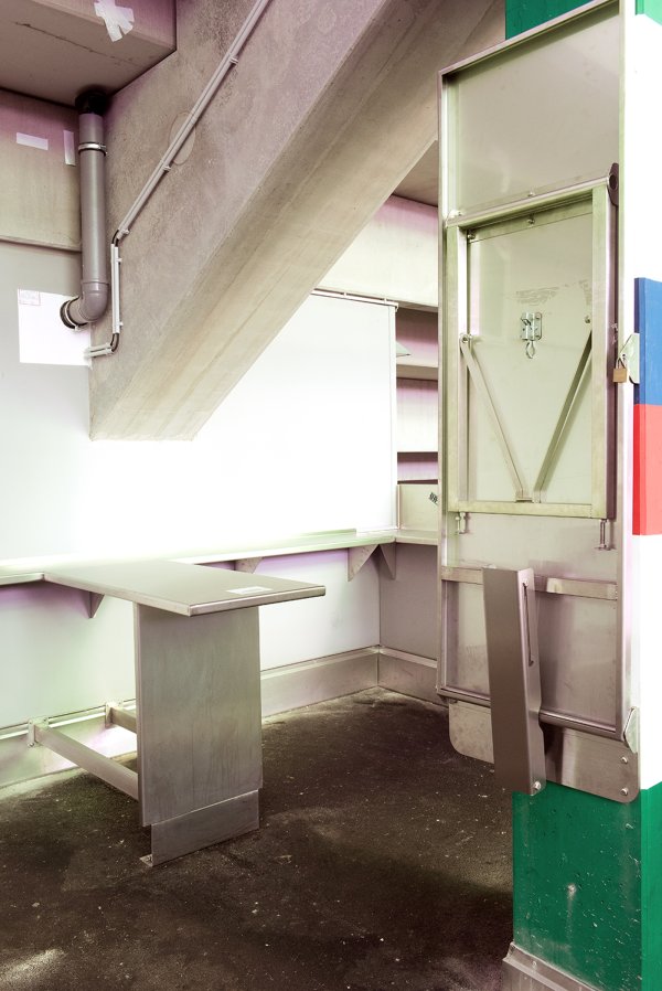 Extra massiv ausgeführte Klapptische/Klappborde aus drei Millimeter Blech (die auch bei sehr rauem Umgang standhaft bleiben)