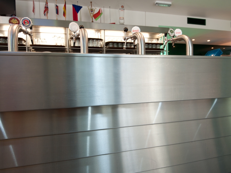 Schankanlage mit Verkleidung aus dickem Edelstahlblech für Reinigung mit Hochdruckreiniger