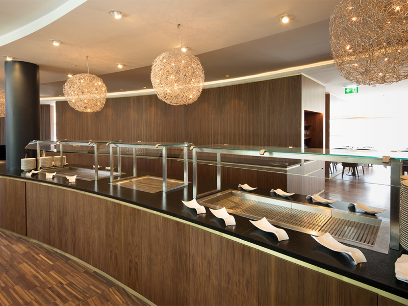 Buffet-Ausgabe mit Formrohr-Aufsatz mt Glasabdeckung und verstellbarem Hustenschutz (auf Steinplatte ausgeführt)